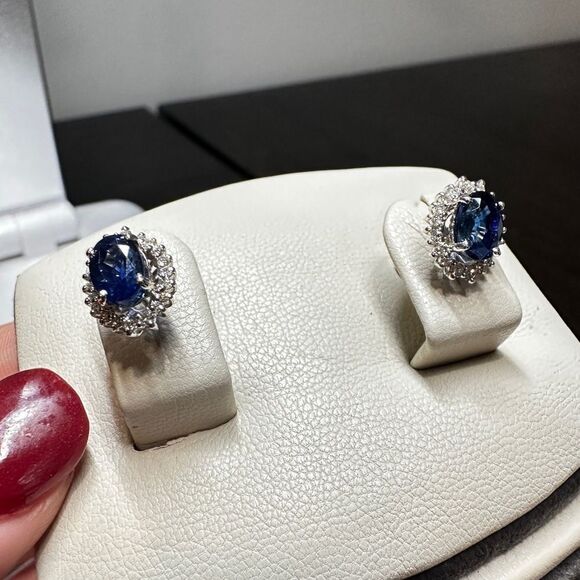 Incredible 2.95ctw sapphires and diamond stud earrings in 18k white gold! - Picture 3 of 12